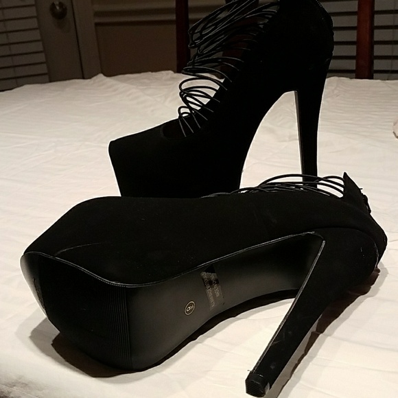 Black heels - Picture 2 of 7